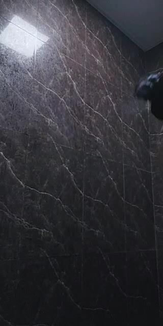 极品清纯嫩模小水儿 洗澡花洒雨滴冲刺性感肉体，叫骚发豪勾魂，表情淫荡，自摸美乳抠B穴