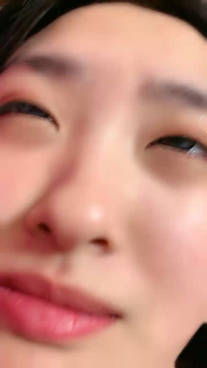 居家操丰满大奶胖妹子，阴户很丰满，女上啪啪特写大鲍鱼水很多第一视角手指自慰扣鲍鱼