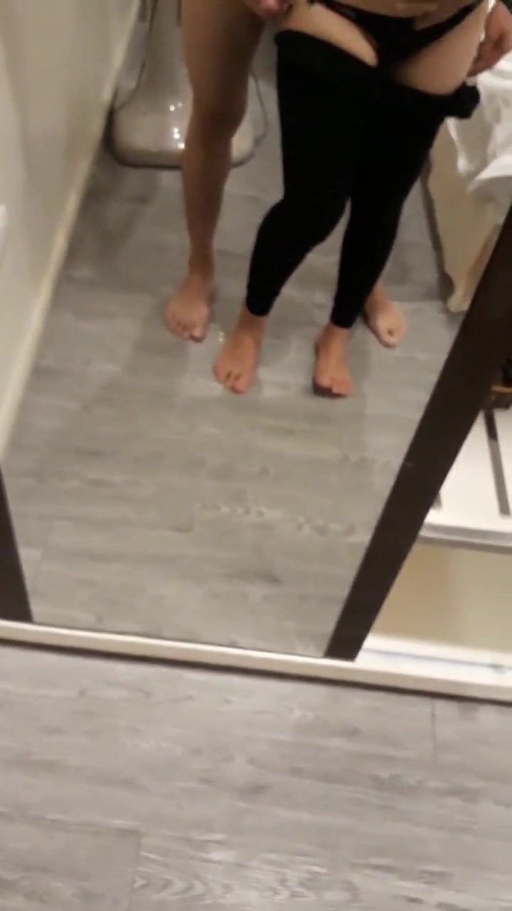 少妇漂亮少妇在家偷情 先指奸润滑骚逼再输出 裤子不脱就开车