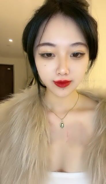 烈焰红唇花臂纹身女神下海 ，紧身裤扭动小腰 ，露美乳揉捏晃动 ，M腿掰开粉穴特写 ，揉搓阴蒂振动棒插入